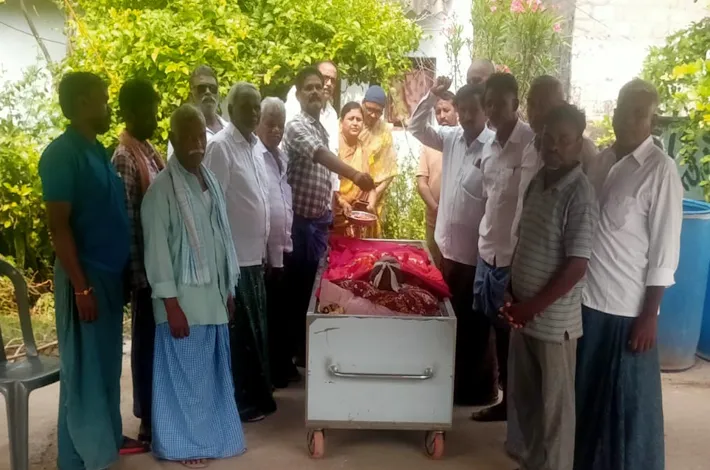ఎర్రజెండా నీడలోనే తుది శ్వాస