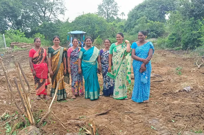 మహిళా సంఘం అప్పు తీర్చలేదని..ఇంటి స్థలం స్వాధీనం 