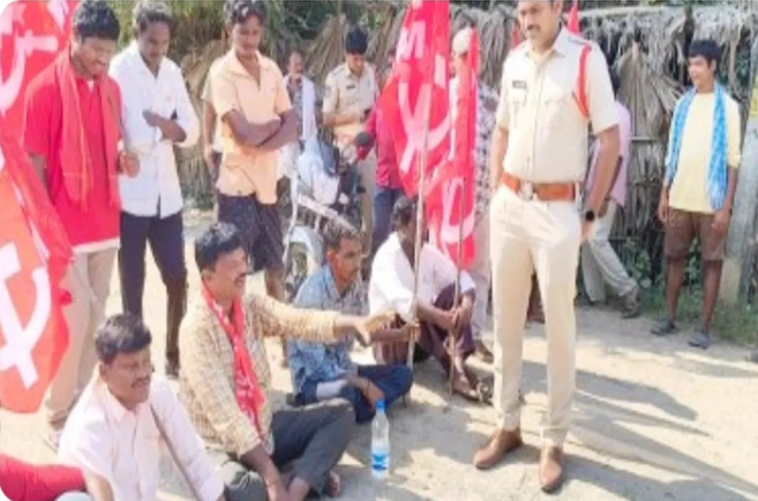 ప్రధాన రహదారి పనులను వెంటనే ప్రారంభించాలని సిపిఎం రాస్తారోకో 