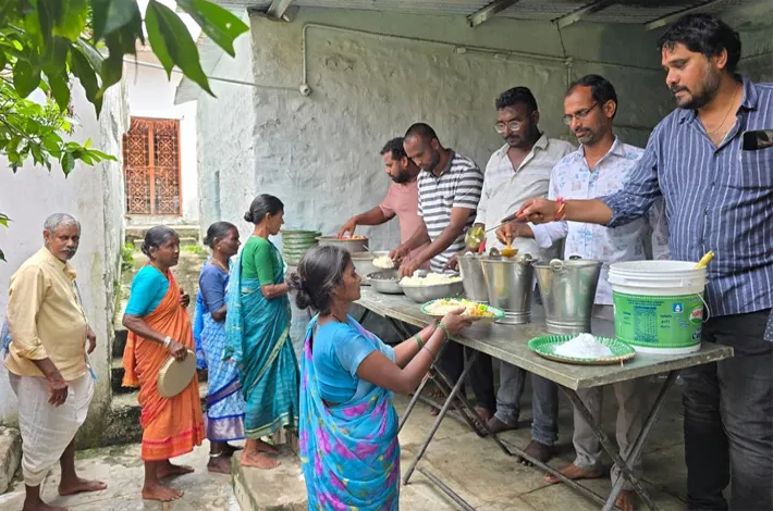 నవయువ సేవా సంఘం ఆధ్వర్యంలో అన్నప్రసాద వితరణ..