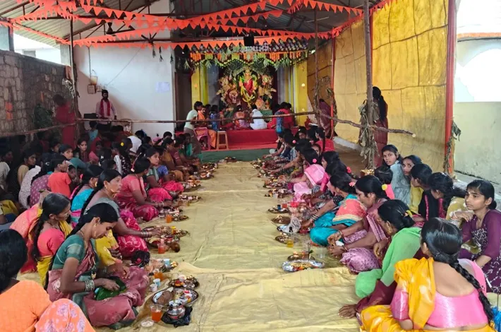 భక్తిశ్రద్ధలతో దుర్గమ్మకు కుంకుమార్చన.. పల్లకి సేవ