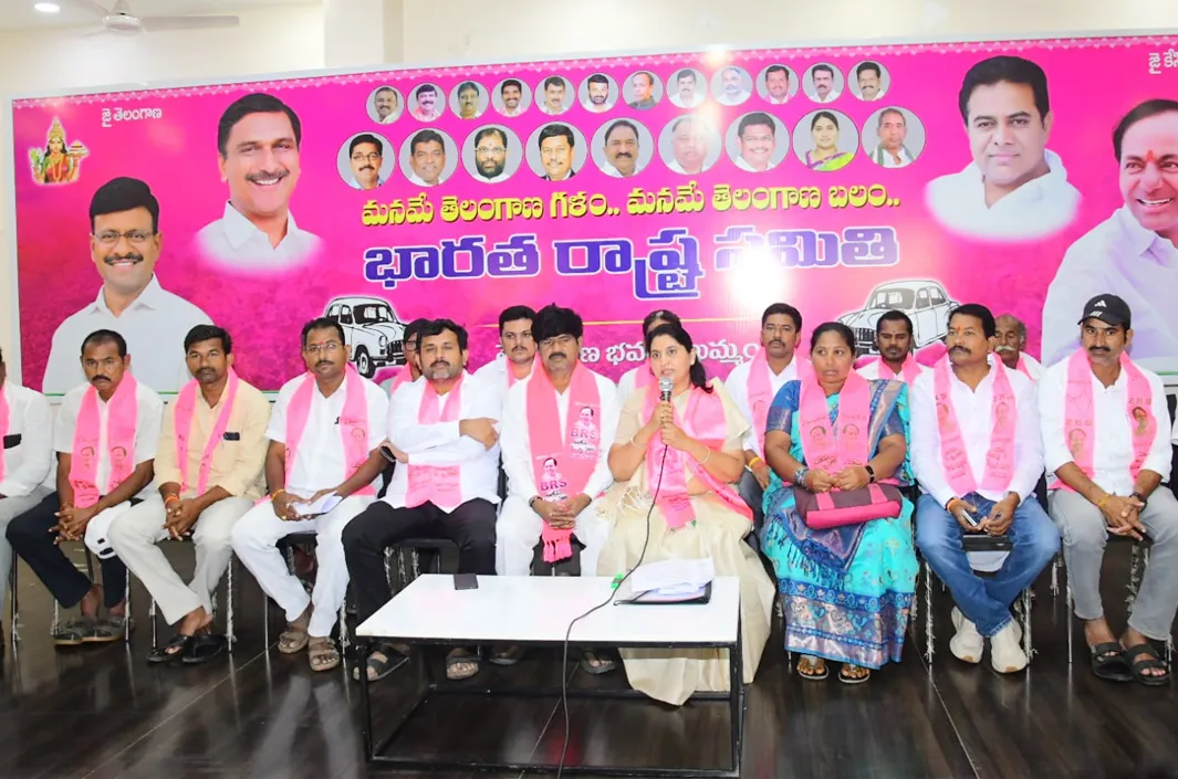 10 శాతం ఎస్టీ రిజర్వేషన్‌కు గుర్తుగా కేసీఆర్ చిత్రపటానికి పాలాభిషేకం