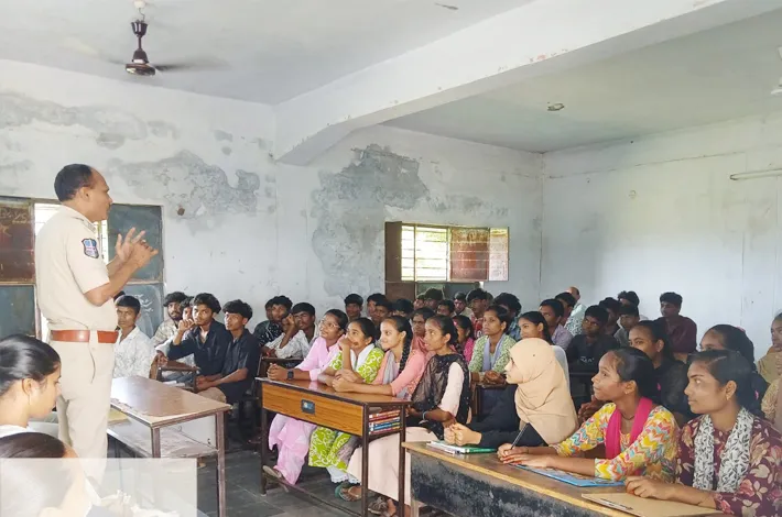 ప్రభుత్వ కళాశాలలో అవగాహన సదస్సు.. ఎస్సై విజయ్