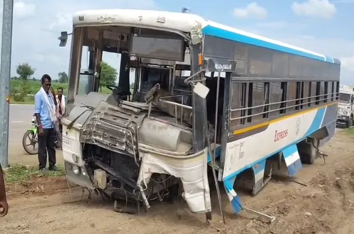 డివైడర్‌ను ఢీకొని బస్సు బోల్తా