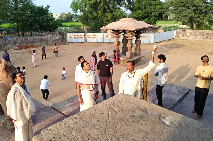 రామప్పను సందర్శించిన సినీనటుడు బండారు మాణిక్ రెడ్డి