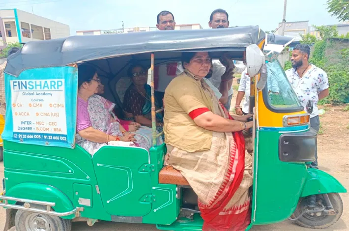 ఆటో డ్రైవర్‌గా సత్యవతి రాథోడ్