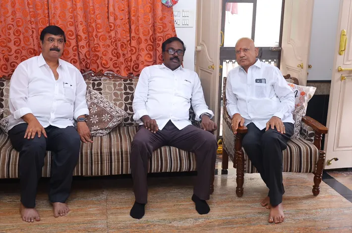 పొదిల రవికుమార్ ని పరామర్శించిన మాజీ మంత్రి పువ్వాడ 