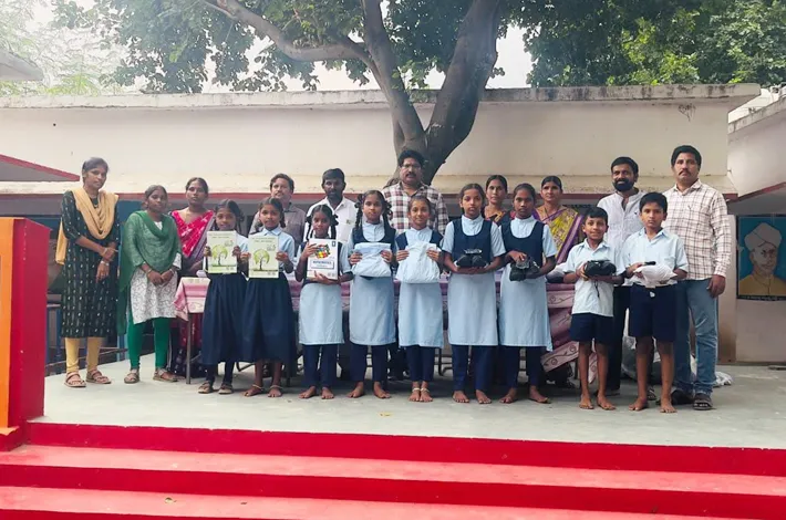 విద్యార్థులకు పాఠ్యపుస్తకాలు, యూనిఫాంలు, షూస్ పంపిణీ