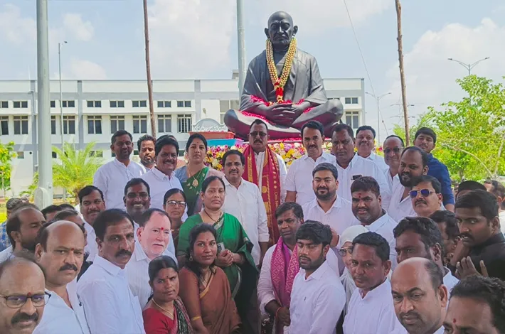 ఘనంగా గాంధీజీ విగ్రహావిష్కరణ