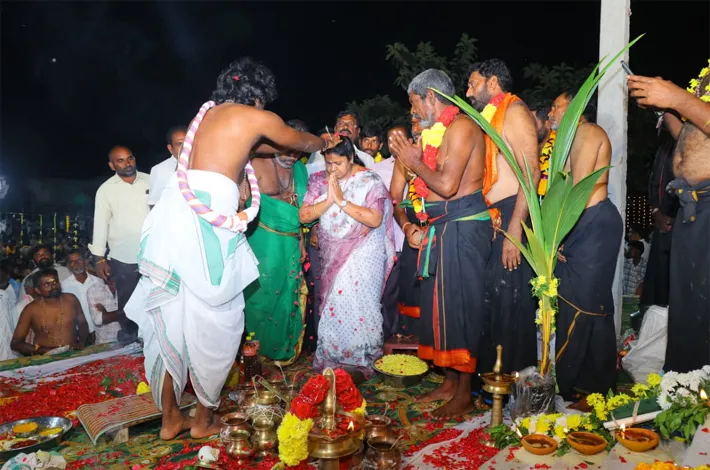 దేవీ నవరాత్రుల వేడుకల్లో పాల్గొన్న ఎమ్మెల్యే మట్టా రాగమయి