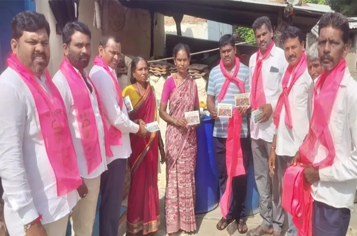 హామీల అమలు కోరుతూ బీఆర్‌ఎస్‌ ‘బాకీ కార్డుల’ పంపిణీ