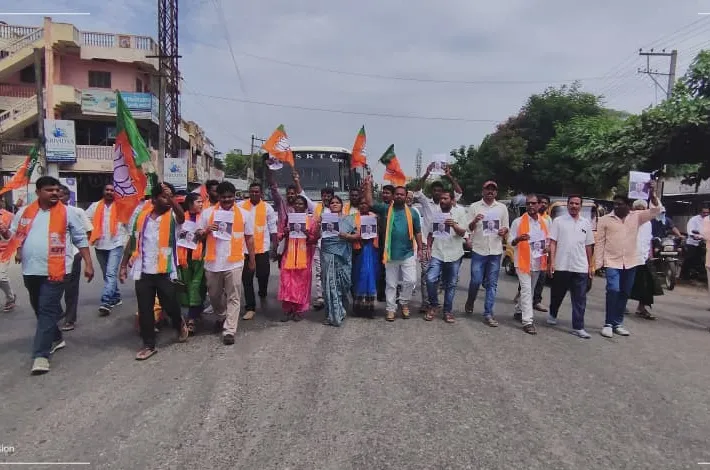 మల్లికార్జున ఖర్గే వ్యాఖ్యలకు నిరసనగా బీజేపీ రాస్తారోకో...