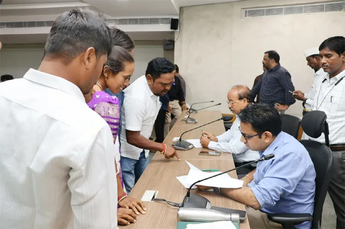 దరఖాస్తులను సత్వరమే పరిష్కరించాలి