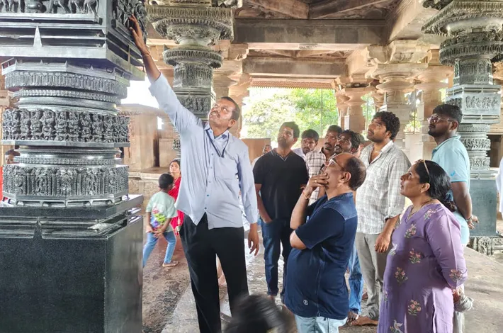 రామప్ప శిల్పసంపదను తిలకించిన ఇస్రో శాస్త్రవేత్త