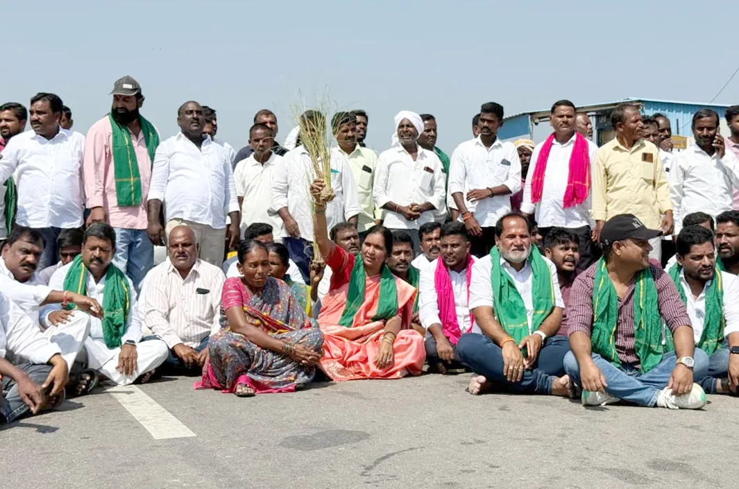 పంటలు ఎండిపోతుంటే పట్టించుకోరా?