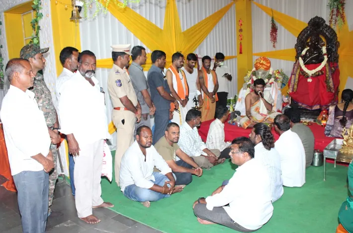 కట్టె గణపతికి పూజలు నిర్వహించిన సీపీ