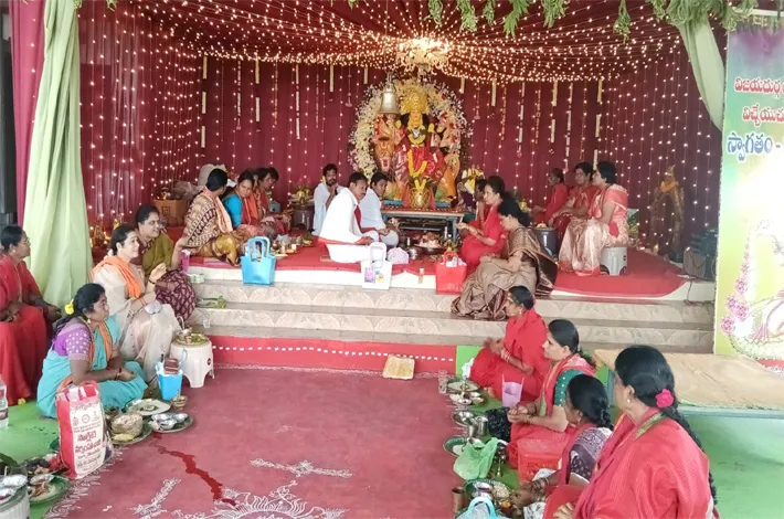 రెండో రోజు గాయత్రీ దేవిగా అమ్మవారు