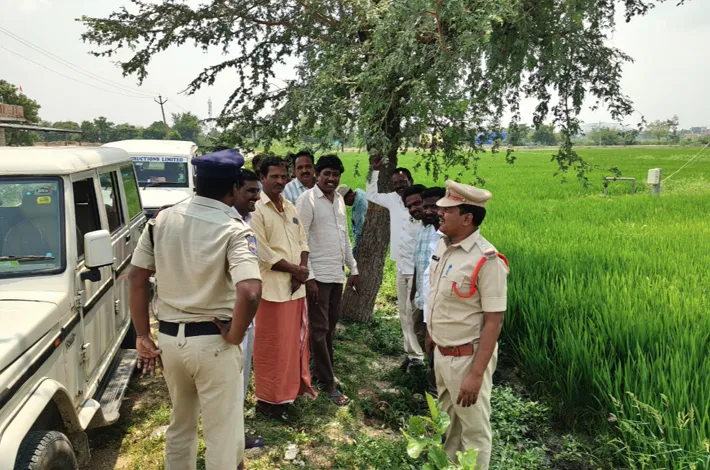 రైతుల పొలాల్లో అధికారుల జులుం