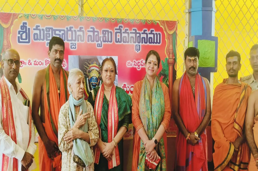కొమురవెల్లి మల్లన్నను దర్శించుకున్న రైల్వే ఐజీ