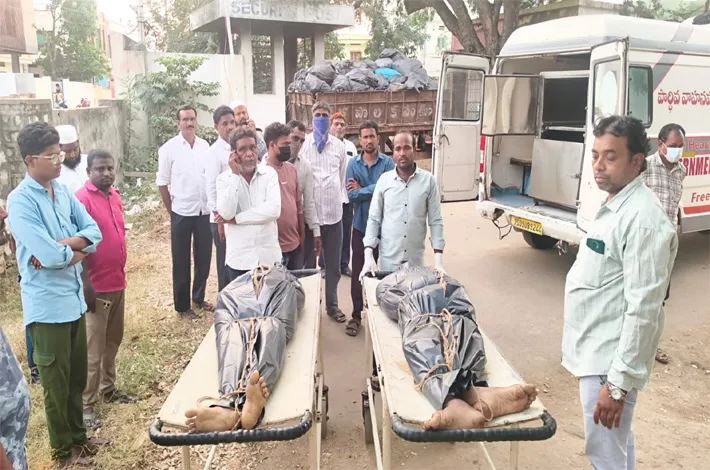 కారు ర్యాష్ డ్రైవింగ్ తో దంపతులు మృతి