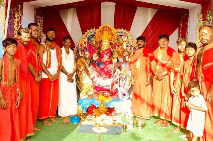 గ్రామ ప్రజలు సుఖసంతోషాలతో ఉండాలి
