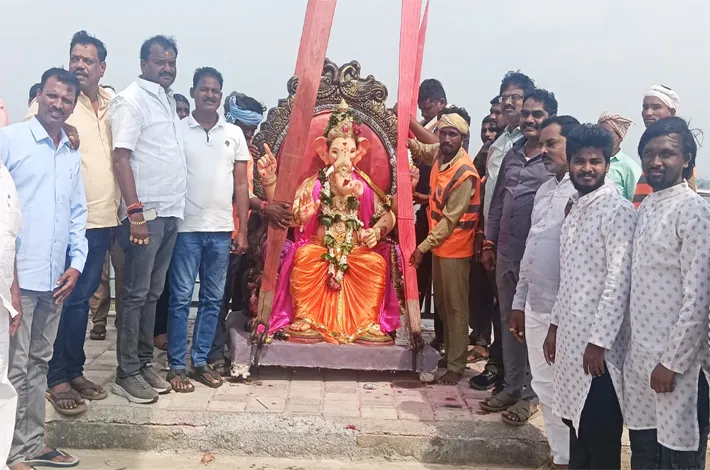 గణేష్ శోభాయాత్రలో పాల్గొని పరిశీలిస్తున్న