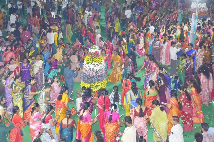 లింగోజిగూడలో వైభవంగా బతుకమ్మ సంబరాలు