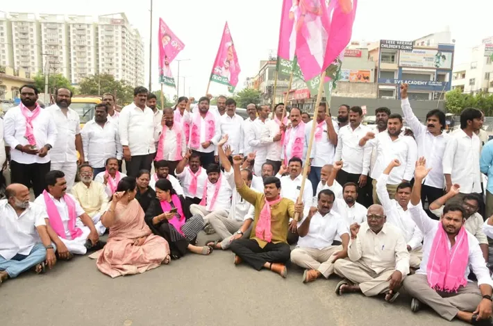 ప్రభుత్వం ఇచ్చిన హామీలను అమలు చేయాలి
