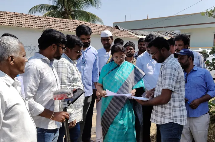 భూముల రీ సర్వే పనులను పరిశీలించిన అదనపు కలెక్టర్