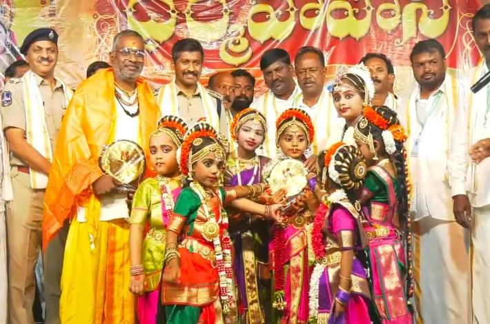 ప్రతిభ కనబరిచిన ప్రణవి బృందానికి హిందూ వాహిని  పురస్కారం