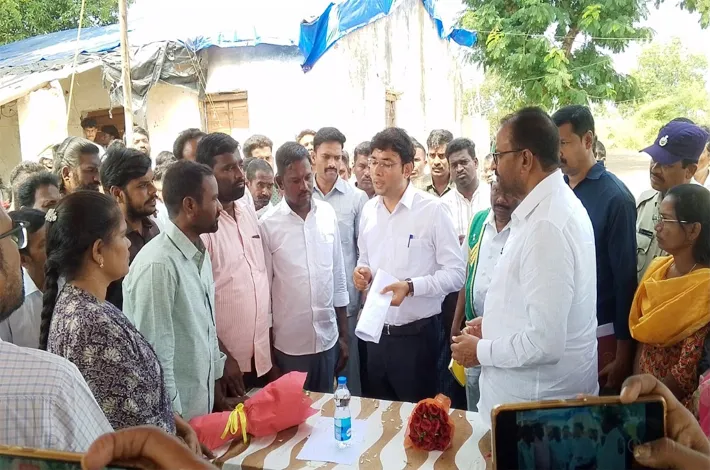 ఎస్సార్‌ఎస్పీ క్వార్టర్స్‌ను పరిశీలించిన కలెక్టర్