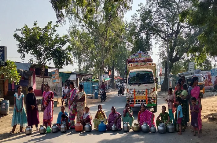 తాగునీటి కోసం రోడ్డెక్కిన మహిళలు