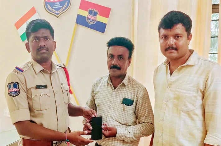 మొబైల్‌ను అప్పగించిన ఎస్ఐ అశోక్