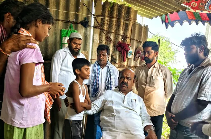 దాసరి రాజు కుటుంబాన్ని పరామర్శించిన మధుసూదనాచారి
