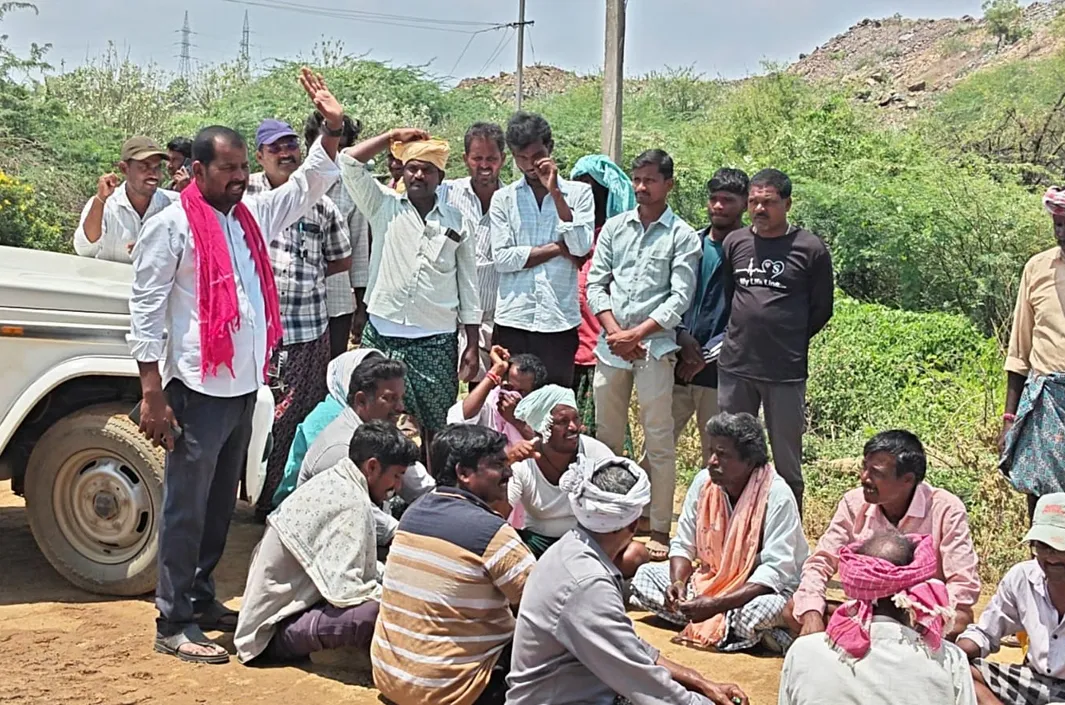 మెయిన్‌ కాల్వ పనులను అడ్డుకున్న రైతులు