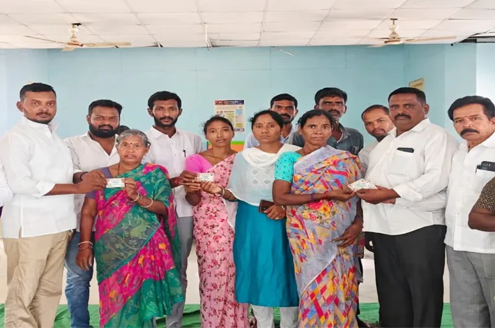 రాళ్లపేటలో నూతన స్మార్ట్ రేషన్ కార్డుల పంపిణీ
