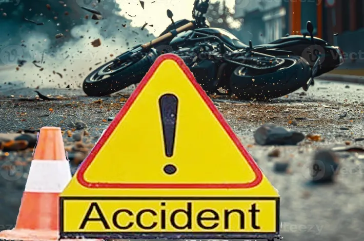 డివైడర్‌ను ఢీకొట్టిన మోటార్‌సైకిల్