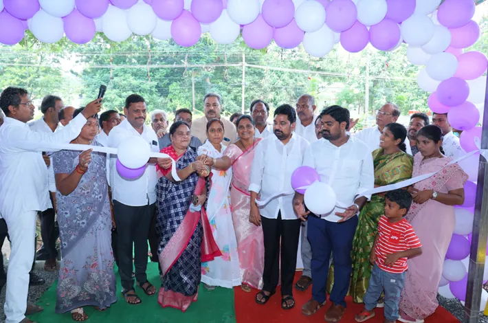 టీ షాపును ప్రారంభించిన డాక్టర్ మట్టా దయానంద్ 