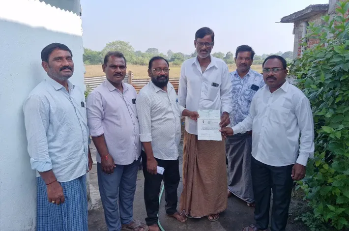 ముఖ్యమంత్రి సహాయ నిది చెక్కు పంపిణీ