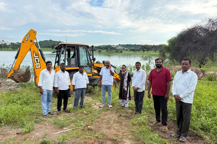 ఎక్కలి దేవ్ చెరువును పరిశీలించిన కౌన్సిలర్ గజవాడ నాగరాజు..