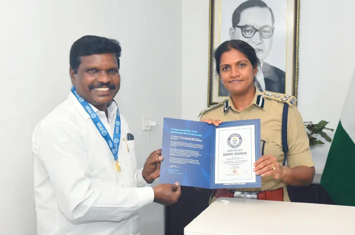 కరాటే మాస్టర్ ధామేర శంకర్‌ను అభినందించిన సిపి శ్వేత