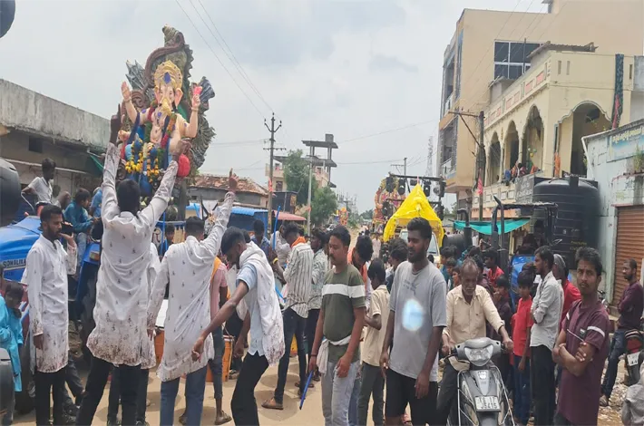 ఘనంగా గణనాథుల శోభయాత్ర