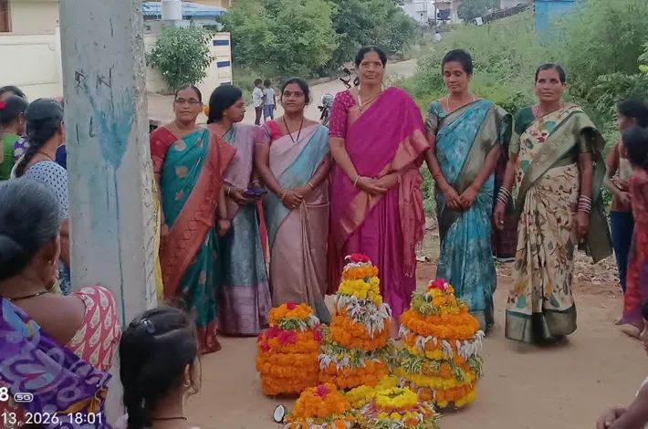 పూల జాతర.. పాటల హోరు