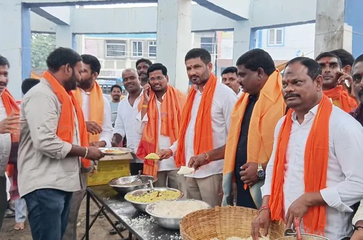 మండపాల వద్ద మున్సిపల్ వైస్ చైర్మన్ పూజలు 