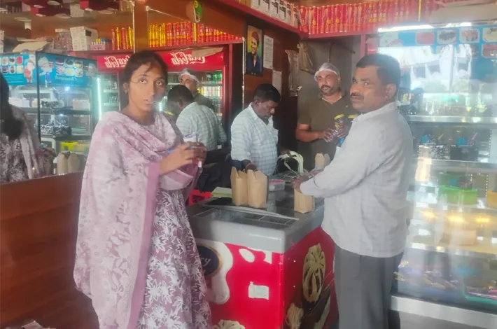బేకరిలో కుళ్లిన ఐస్ క్రీమ్స్ పై తనిఖీలు