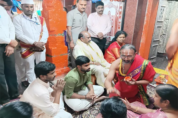 కొండగట్టు అంజన్నను దర్శించుకున్న హైకోర్టు న్యాయమూర్తి 