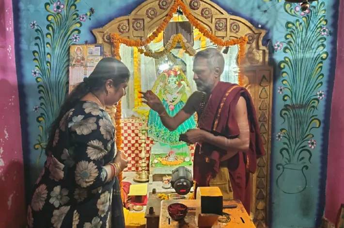 బాలా త్రిపుర సుందరి అలంకారంలో  గజ్వేల్ సంతోషి మాత 