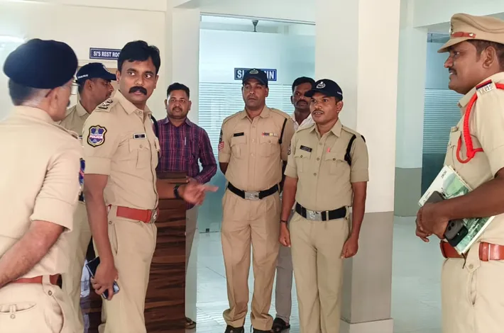 పోలీస్ స్టేషన్లను ఆకస్మికంగా తనిఖీ చేసిన జిల్లా ఎస్పీ రోహిత్ రాజ్