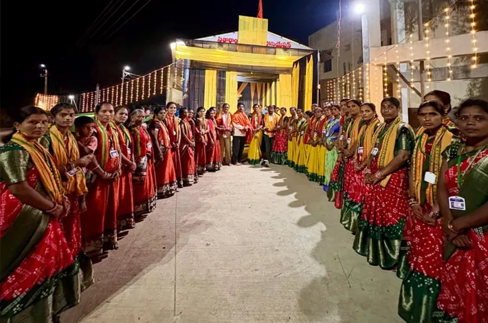 మహిళా భజన బృందాలకు ఐడీ కార్డుల పంపిణీ