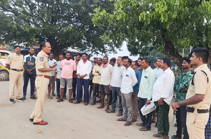 చట్ట వ్యతిరేక పనులకు దూరంగా ఉండాలి: ఎస్సై విజయ్
